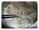 培根蟹味菇炒玉米麪的做法 步骤3