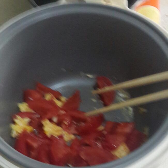 番茄蛋炒方便麪(電飯鍋版)的做法 步骤3