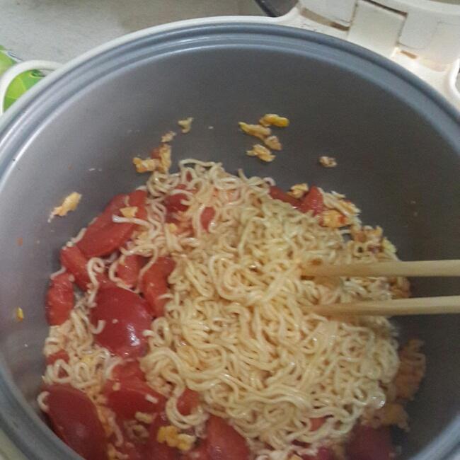 番茄蛋炒方便麪(電飯鍋版)的做法 步骤4