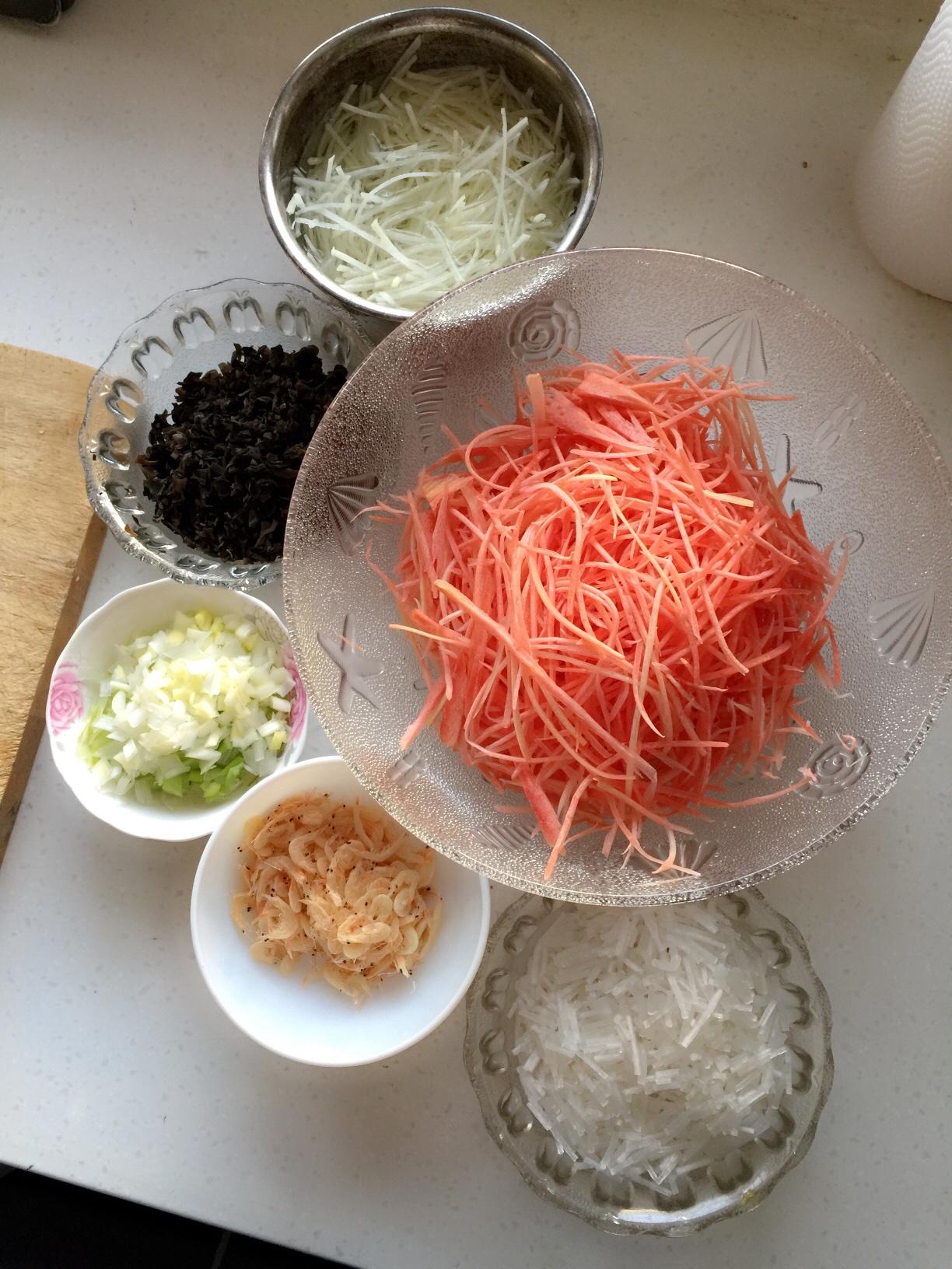 胡蘿蔔土豆木耳粉條包子的做法 步骤1