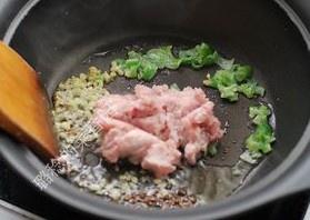 白菜肉沫炒粉條的做法 步骤2