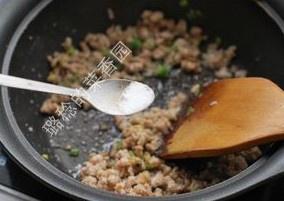 白菜肉沫炒粉條的做法 步骤4