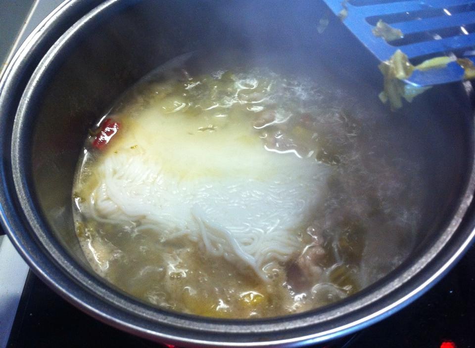 【川味】酸菜肉絲米線的做法 步骤7