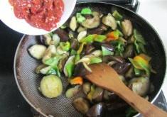 豆瓣茄子炒油條的做法 步骤10