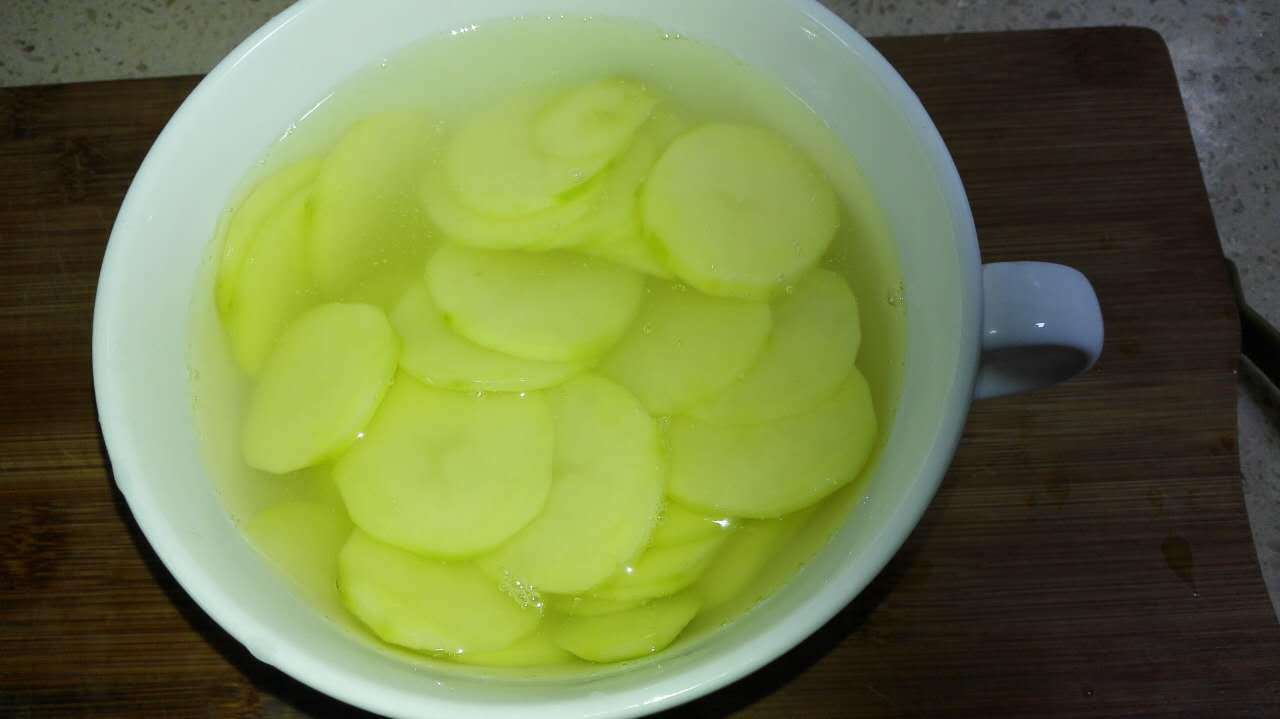 酸菜土豆麪的做法 步骤1