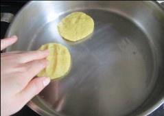 水煎玉米餅的做法 步骤6