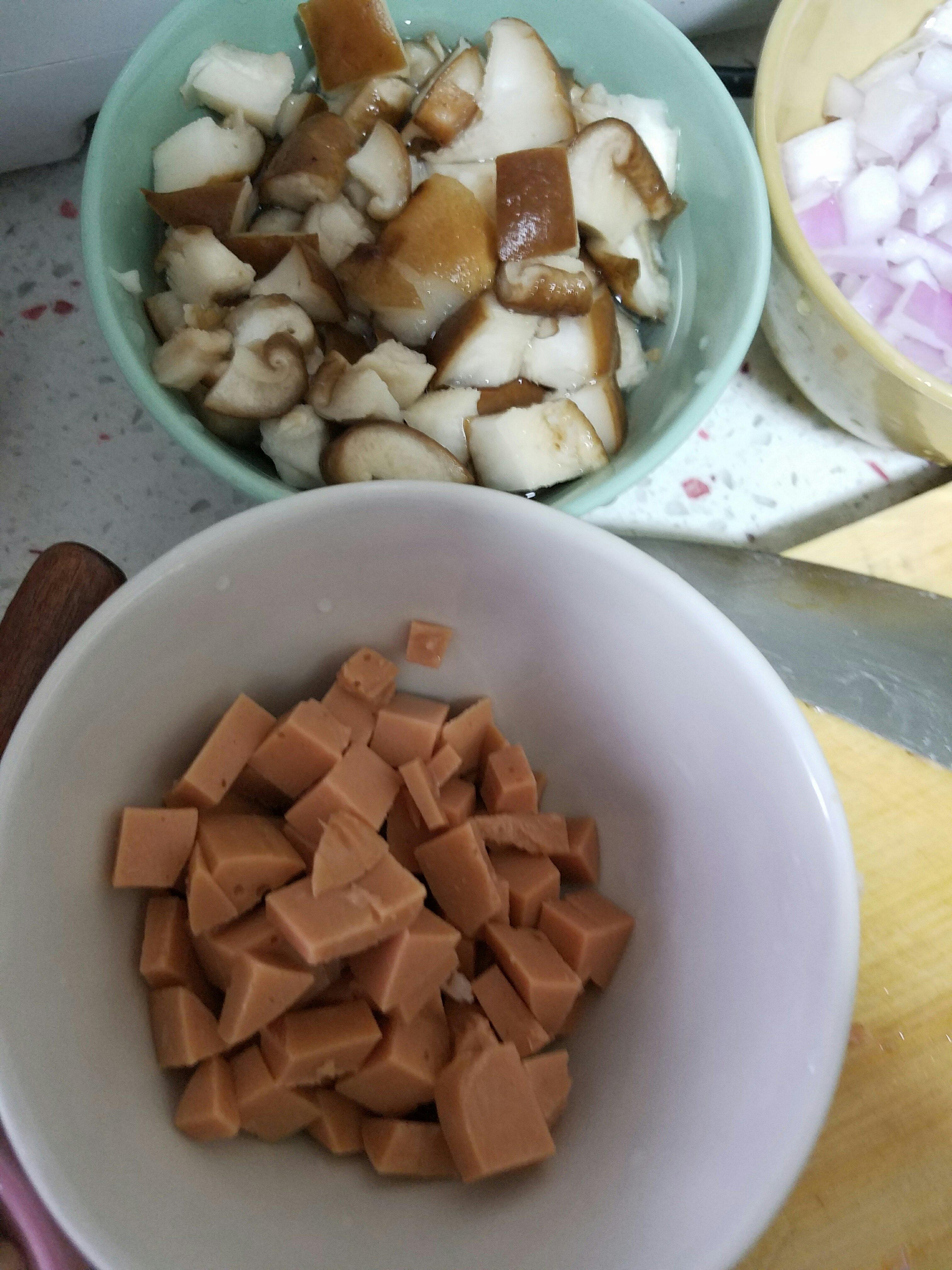 海苔糙米香菇炒飯的做法 步骤2