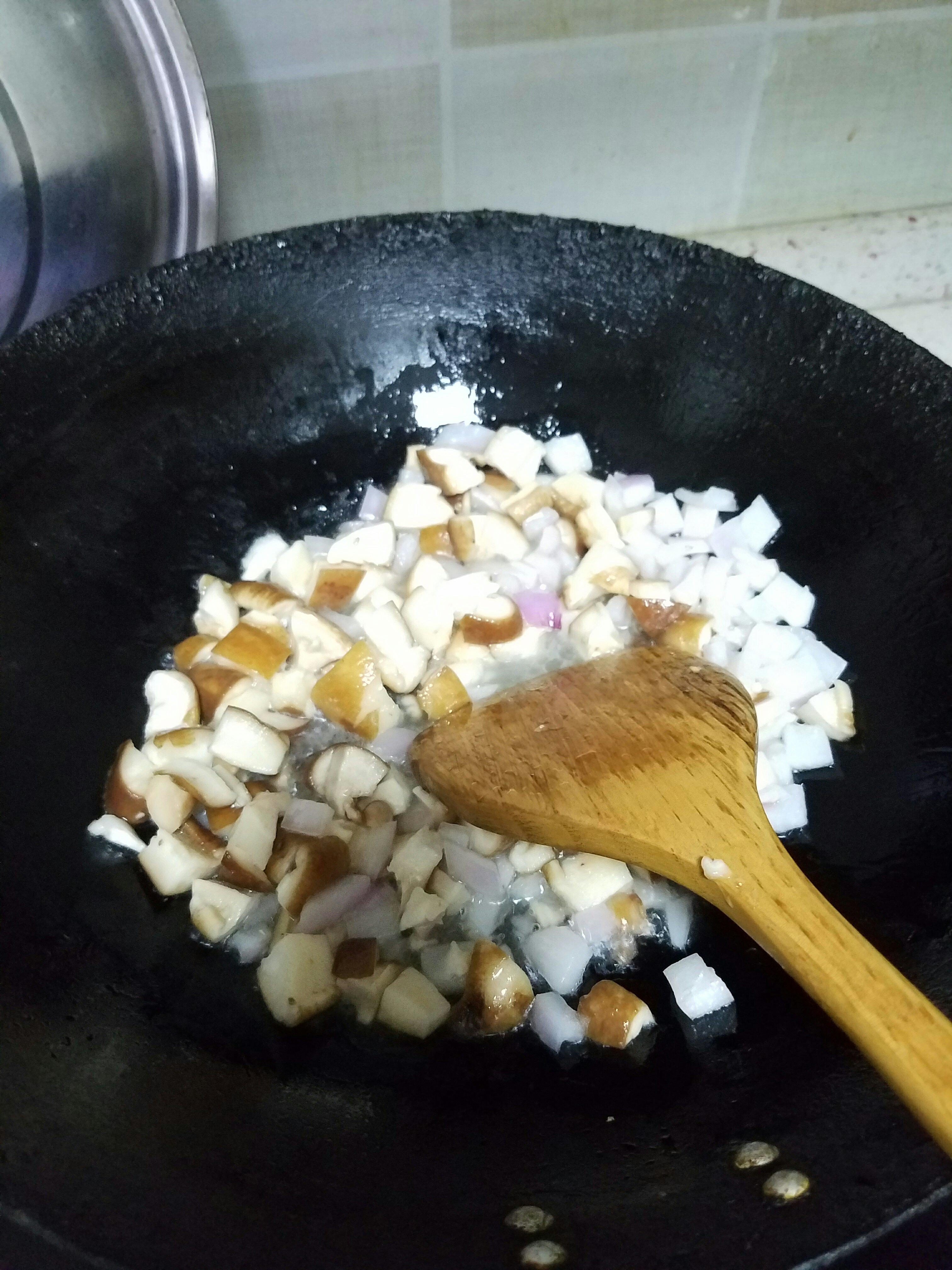 海苔糙米香菇炒飯的做法 步骤5