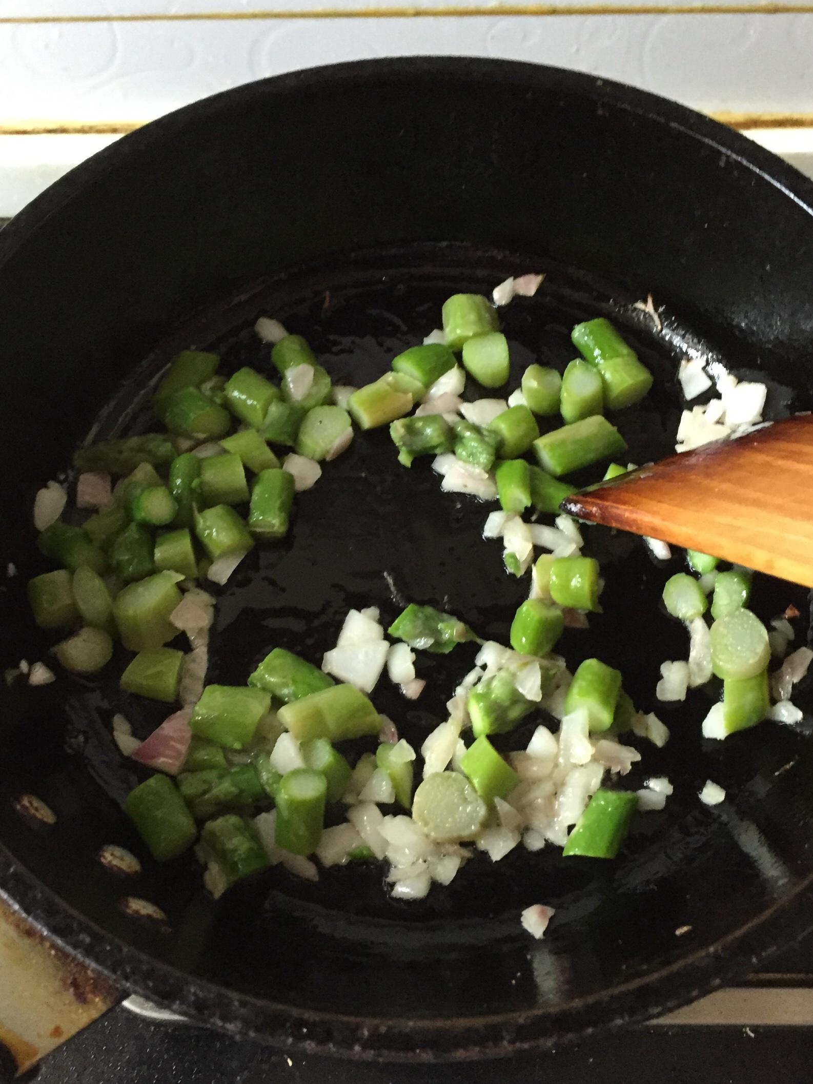 蘆筍糙米蛋炒飯的做法 步骤4