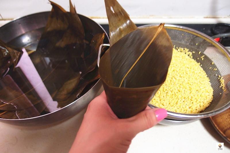 大黃米豆沙粽子(Steamed Glutinous Yellow Rice Wrapped in Bamboo Leaves w的做法 步骤3