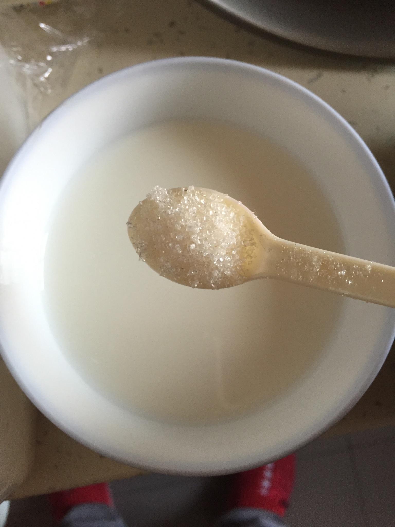 孕婦甜點之微波爐版核桃牛奶蒸蛋牛奶布丁的做法 步骤2