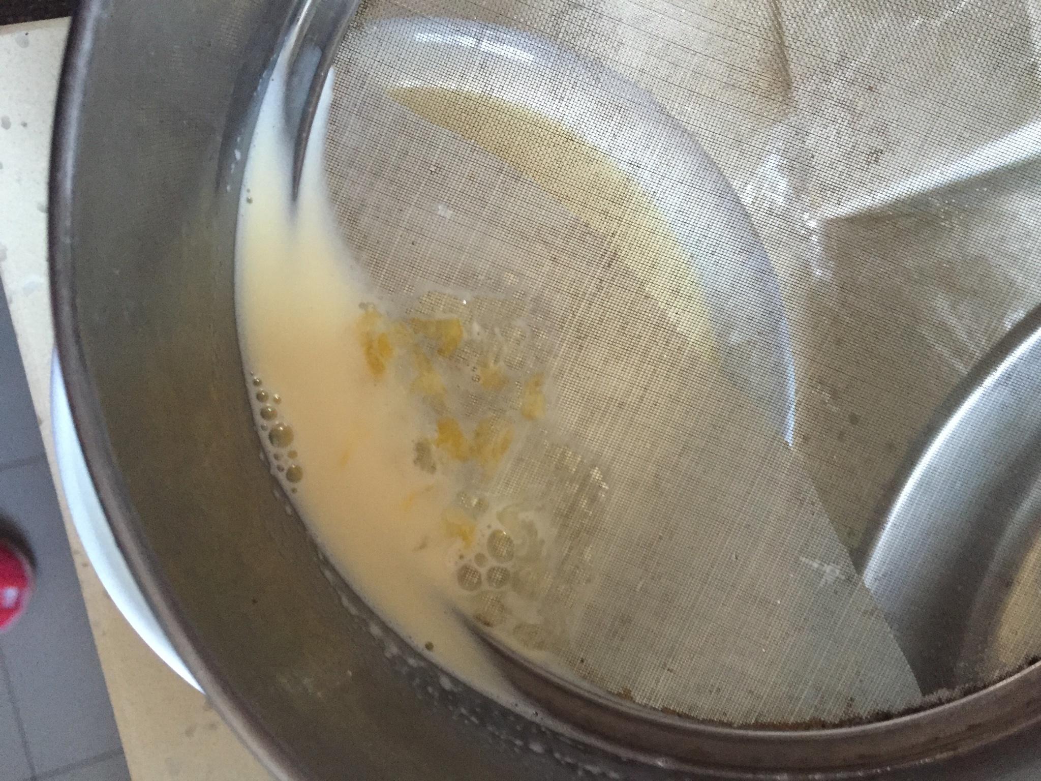 孕婦甜點之微波爐版核桃牛奶蒸蛋牛奶布丁的做法 步骤4