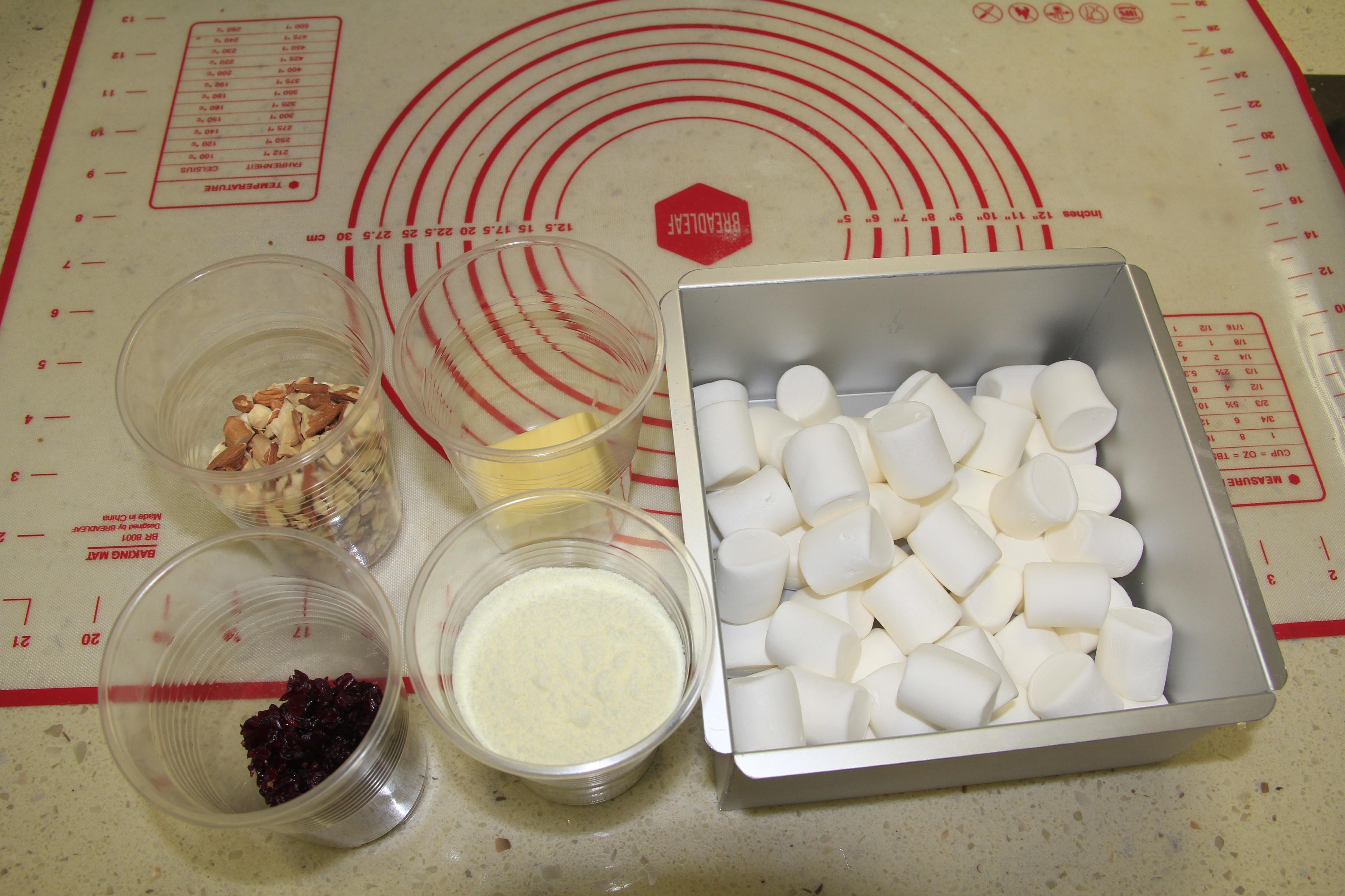視訊：用棉花糖製作超級好吃的杏仁蔓越莓牛軋糖的做法 步骤1