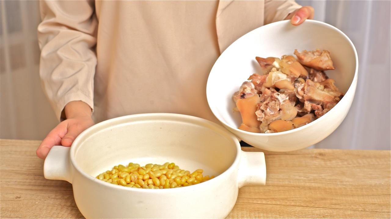 迷迭香美食| 黃豆燉豬蹄的做法 步骤4