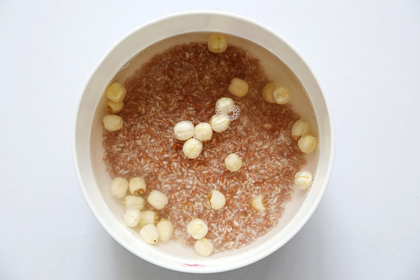 冰糖紅米蓮子粥的做法 步骤2