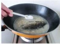 蓮子鯽魚湯的做法 步骤5
