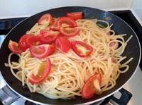 丁丁教你做－晚飯 | 法蘭克福香腸橄欖醬意大利麪的做法 步骤7
