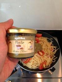 丁丁教你做－晚飯 | 法蘭克福香腸橄欖醬意大利麪的做法 步骤8