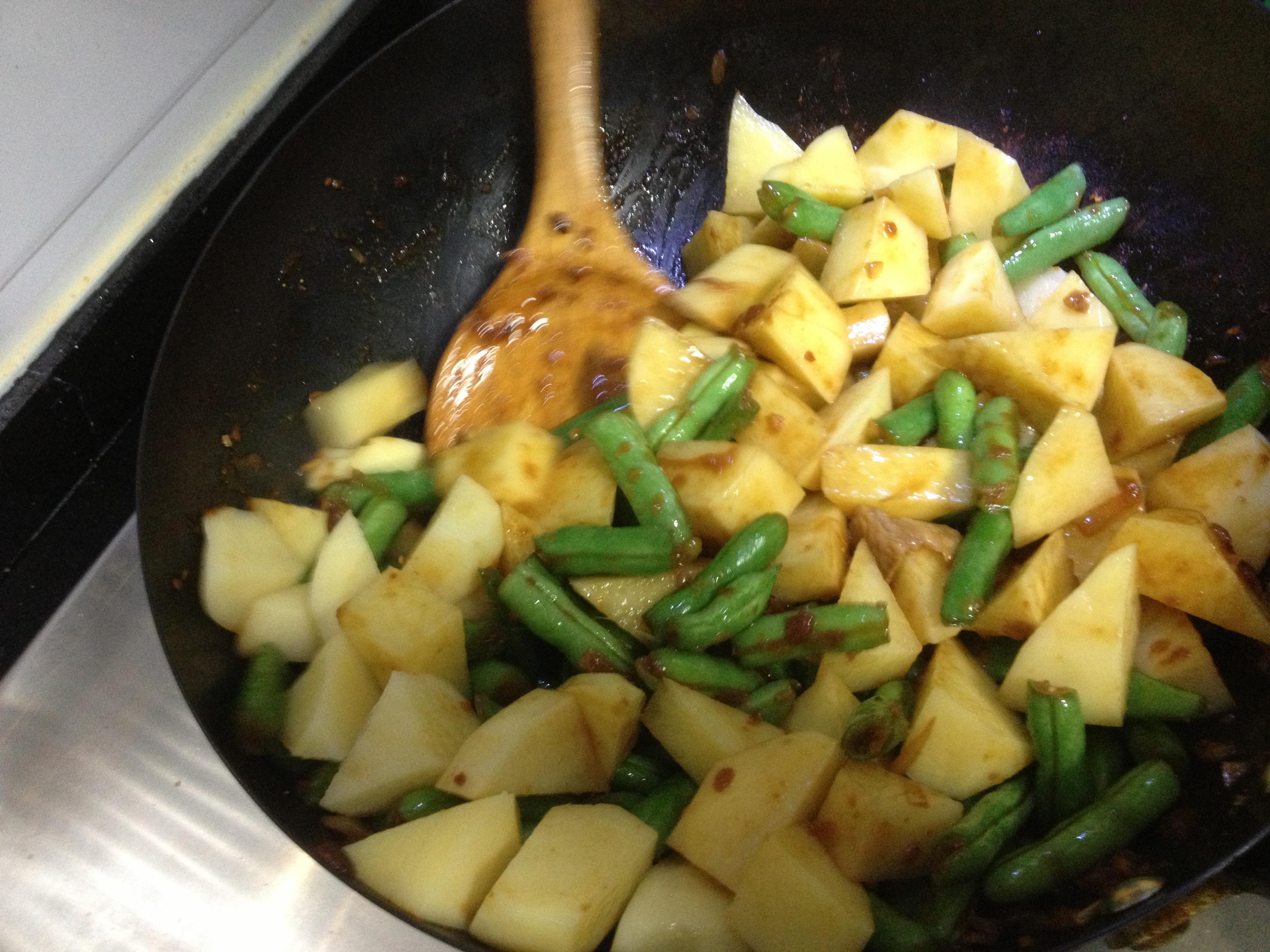 土豆燜芸豆的做法 步骤8