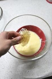 桃花手繪蛋糕卷的做法 步骤2