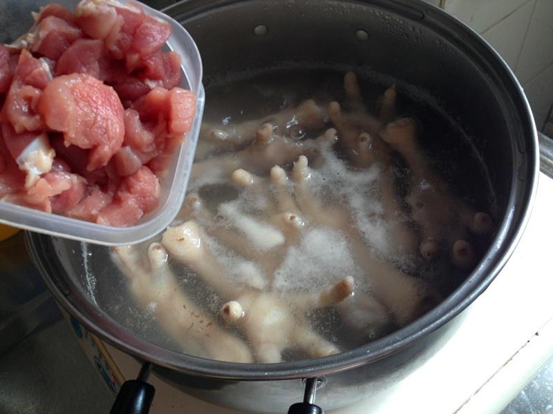 香菇眉豆煲雞腳的做法 步骤2