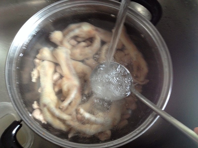 香菇眉豆煲雞腳的做法 步骤3