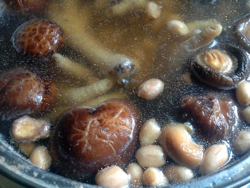 香菇眉豆煲雞腳的做法 步骤6