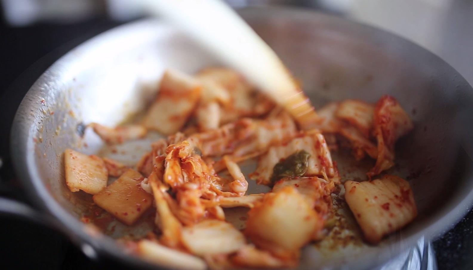 5分鐘韓式泡菜炒飯做法的做法 步骤2