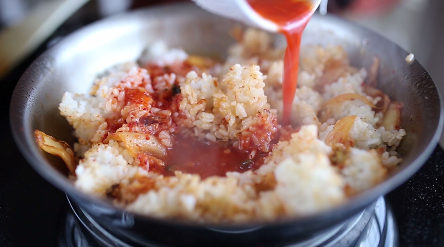 5分鐘韓式泡菜炒飯做法的做法 步骤4