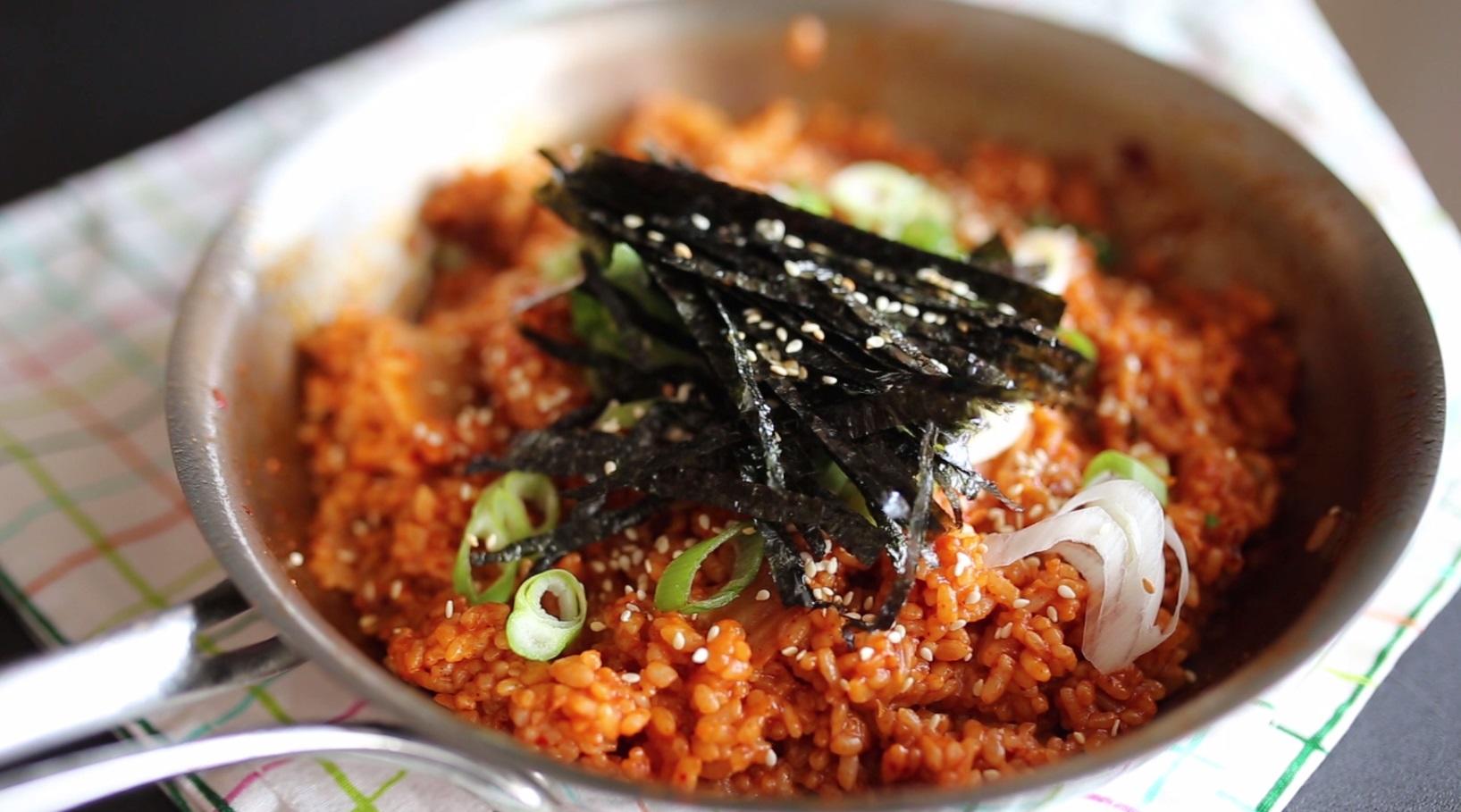 5分鐘韓式泡菜炒飯做法的做法 步骤6