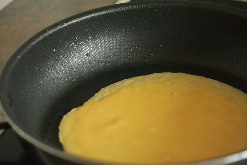香腸肉鬆雞蛋卷的做法 步骤3