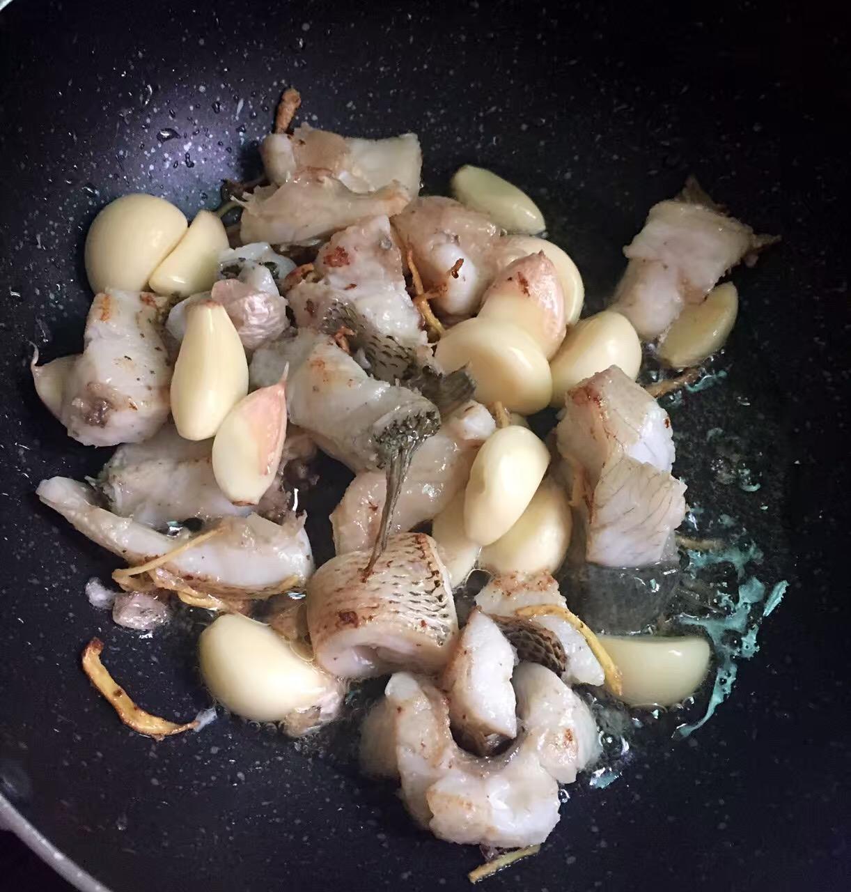 大蒜燜鱸魚的做法 步骤1
