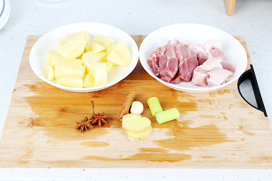 【魔法廚房】土豆燴肉的做法 步骤1