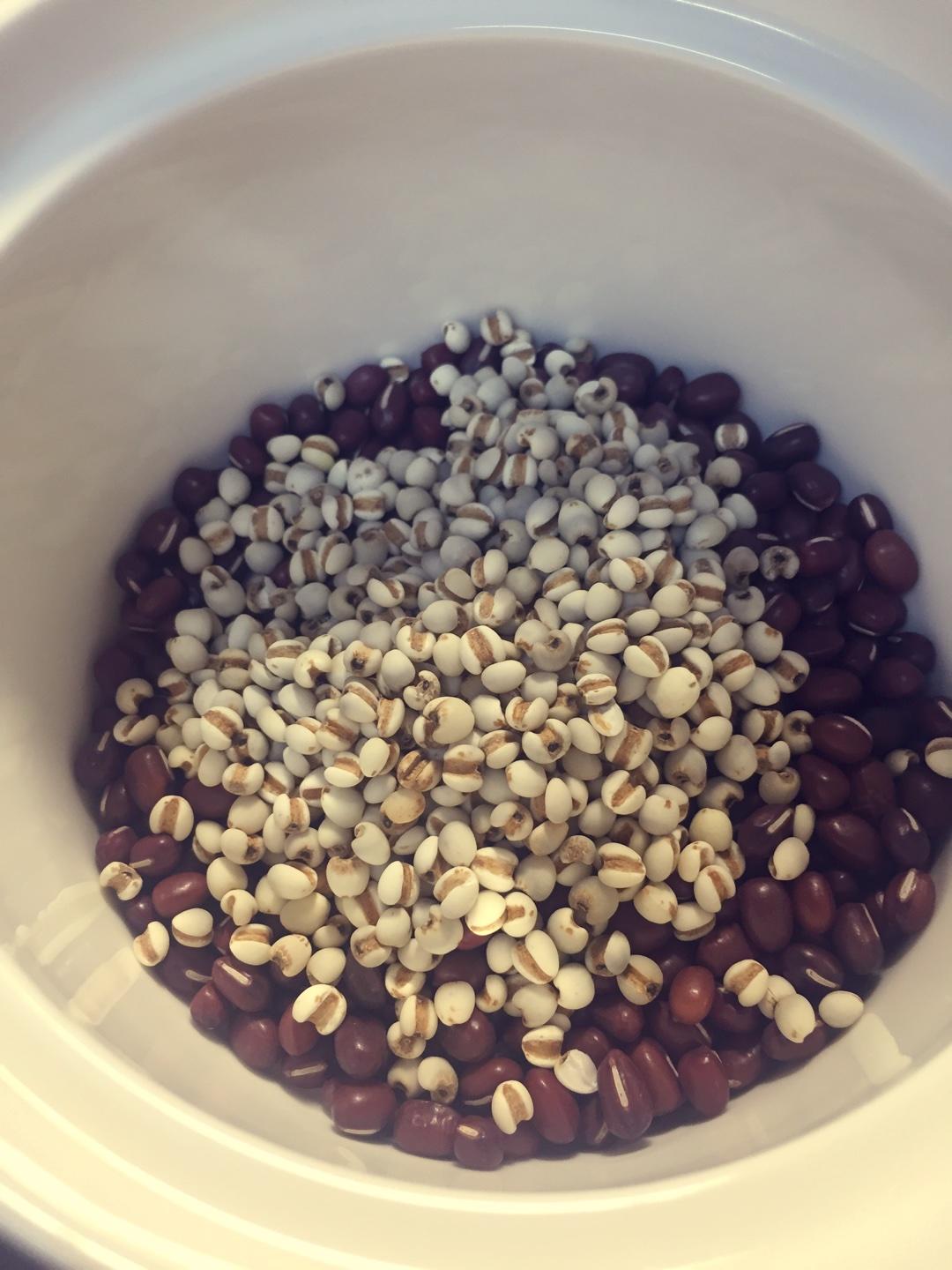 紅豆薏米燕麥牛奶粥的做法 步骤1