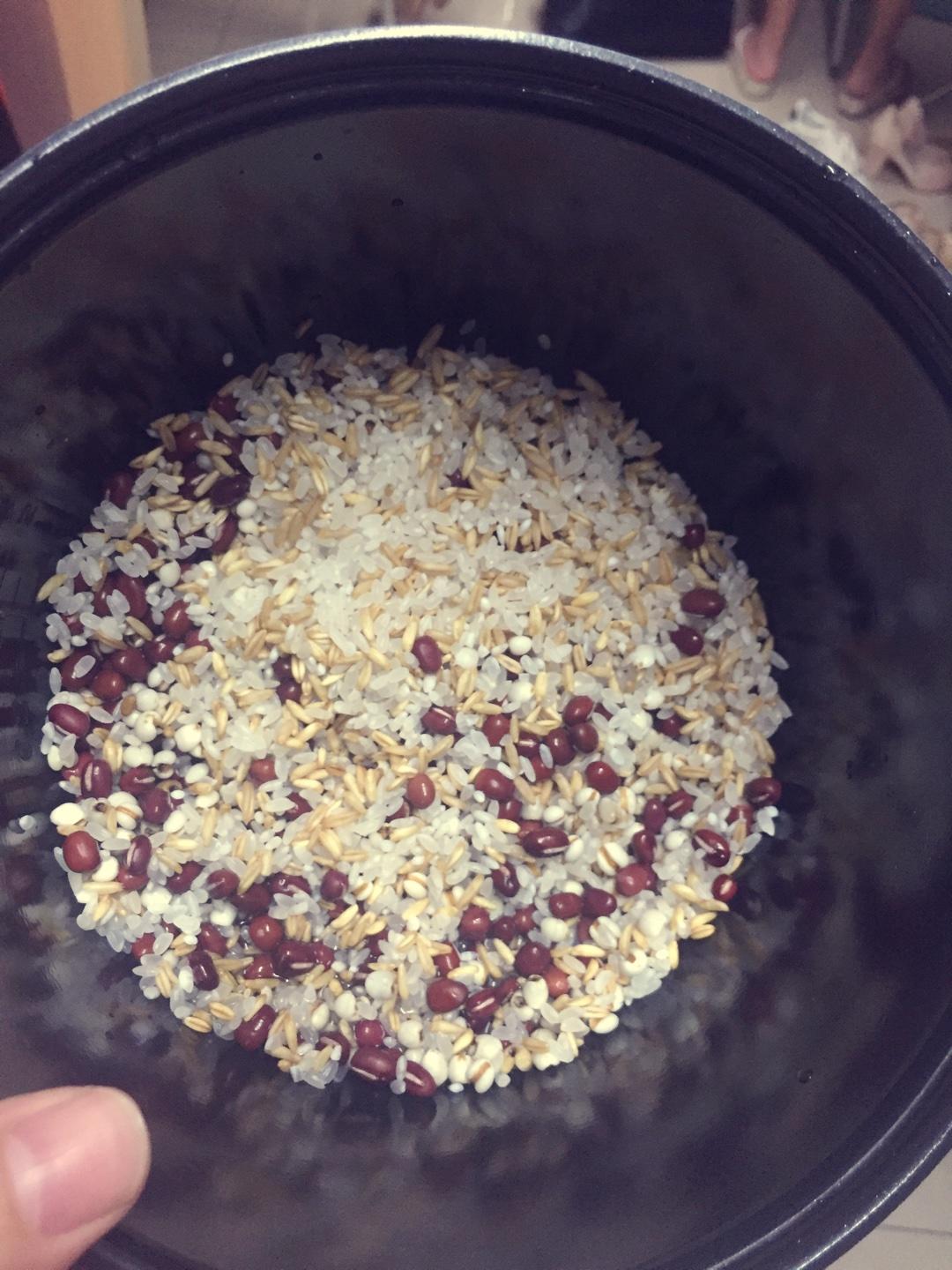 紅豆薏米燕麥牛奶粥的做法 步骤2