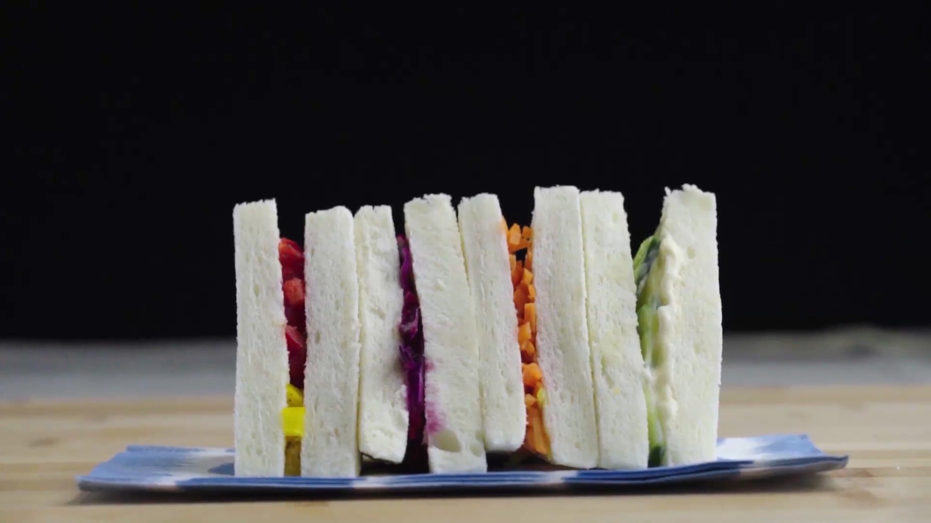 《美味一分鐘》維生素爆棚—彩虹蔬菜三明治的做法 步骤2