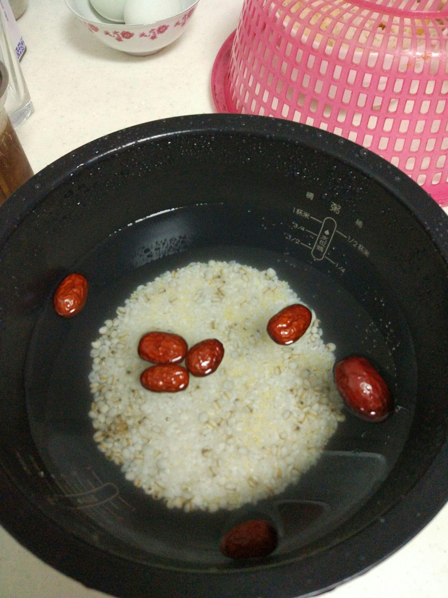小米電飯煲☞小米薏米粥的做法 步骤1