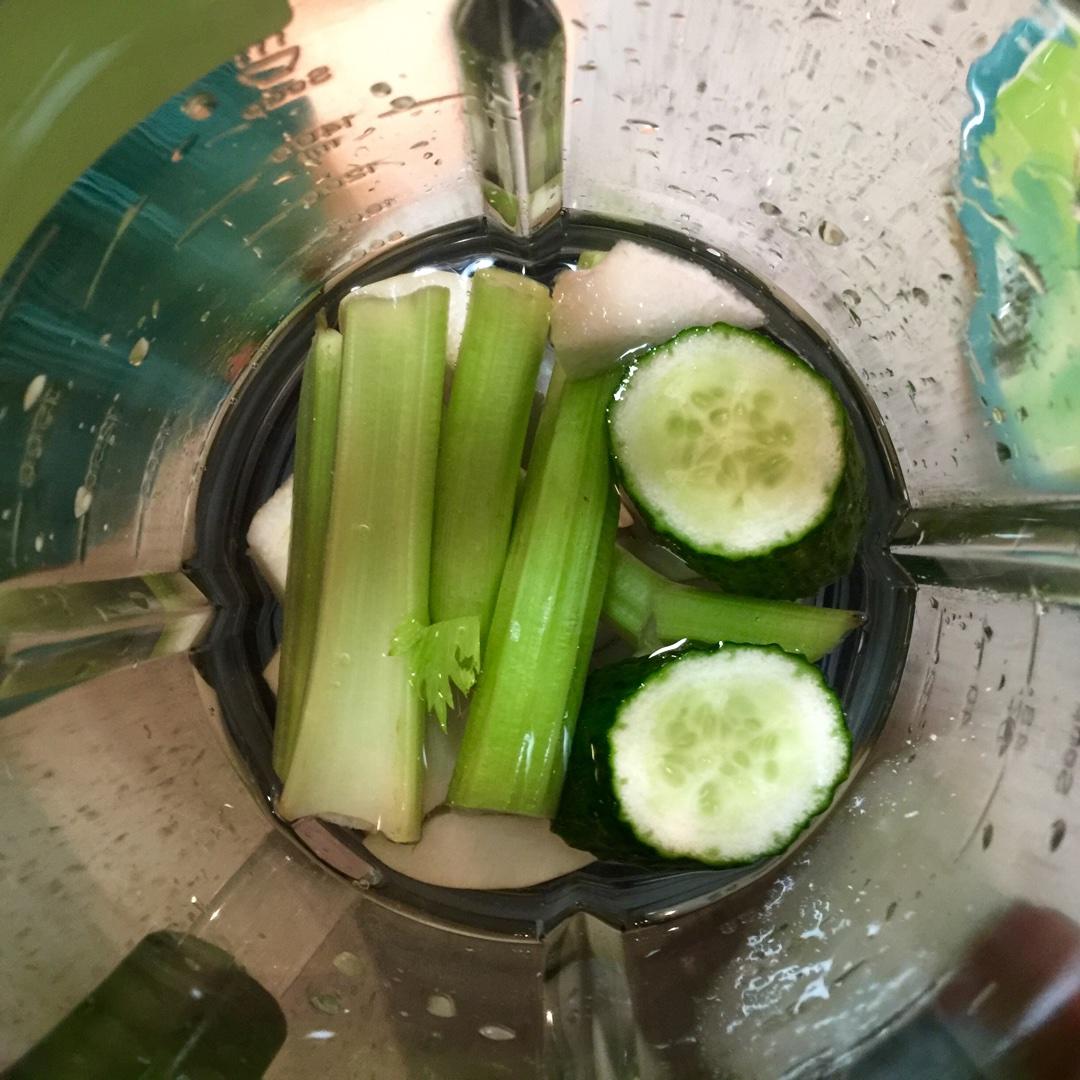 芹菜黃瓜梨 green smoothie 排毒果汁的做法 步骤2