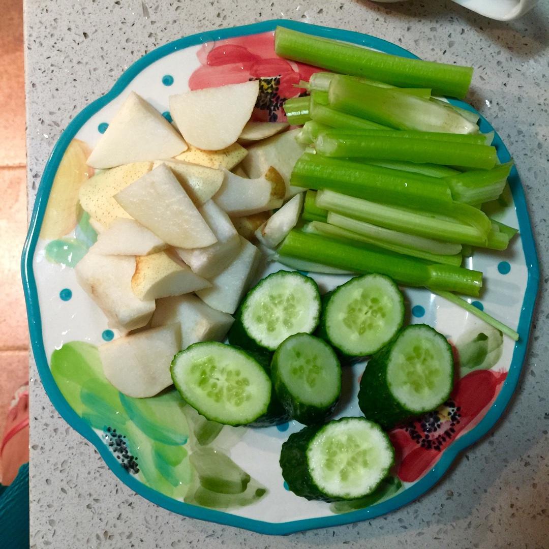 芹菜黃瓜梨 green smoothie 排毒果汁的做法 步骤1