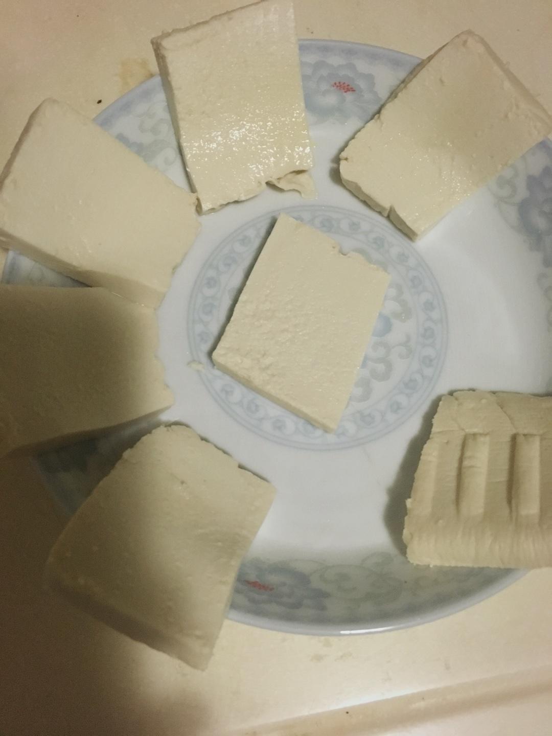 油煎豆腐的做法 步骤1