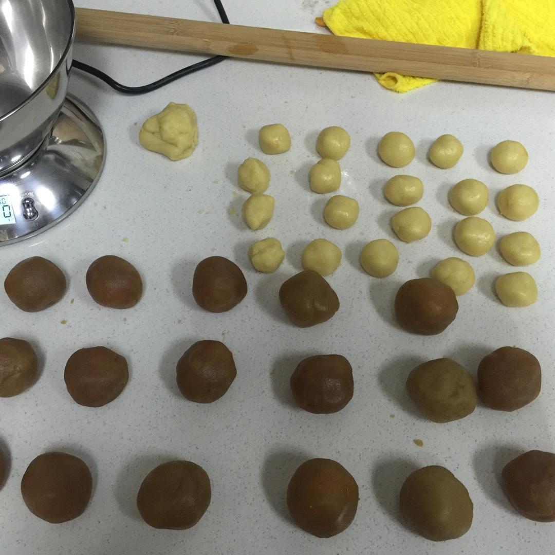 廣式-蓮蓉蛋黃月餅的做法 步骤8