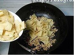 梅乾菜炒豆皮的做法 步骤8