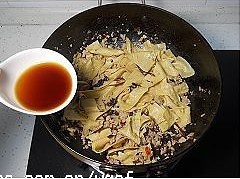 梅乾菜炒豆皮的做法 步骤10