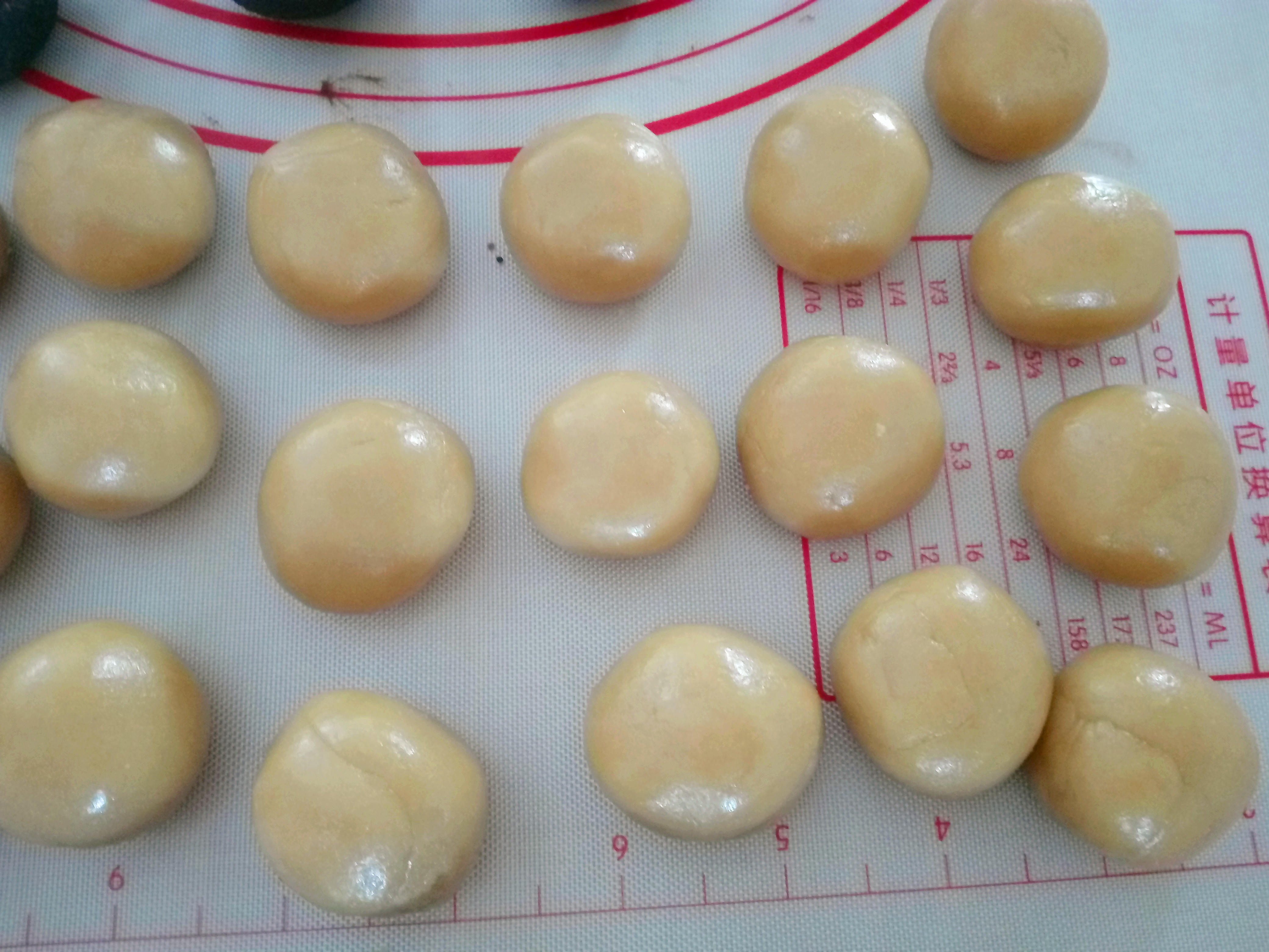 【頭媽廚房72】廣式月餅——豆沙蛋黃月餅的做法 步骤7