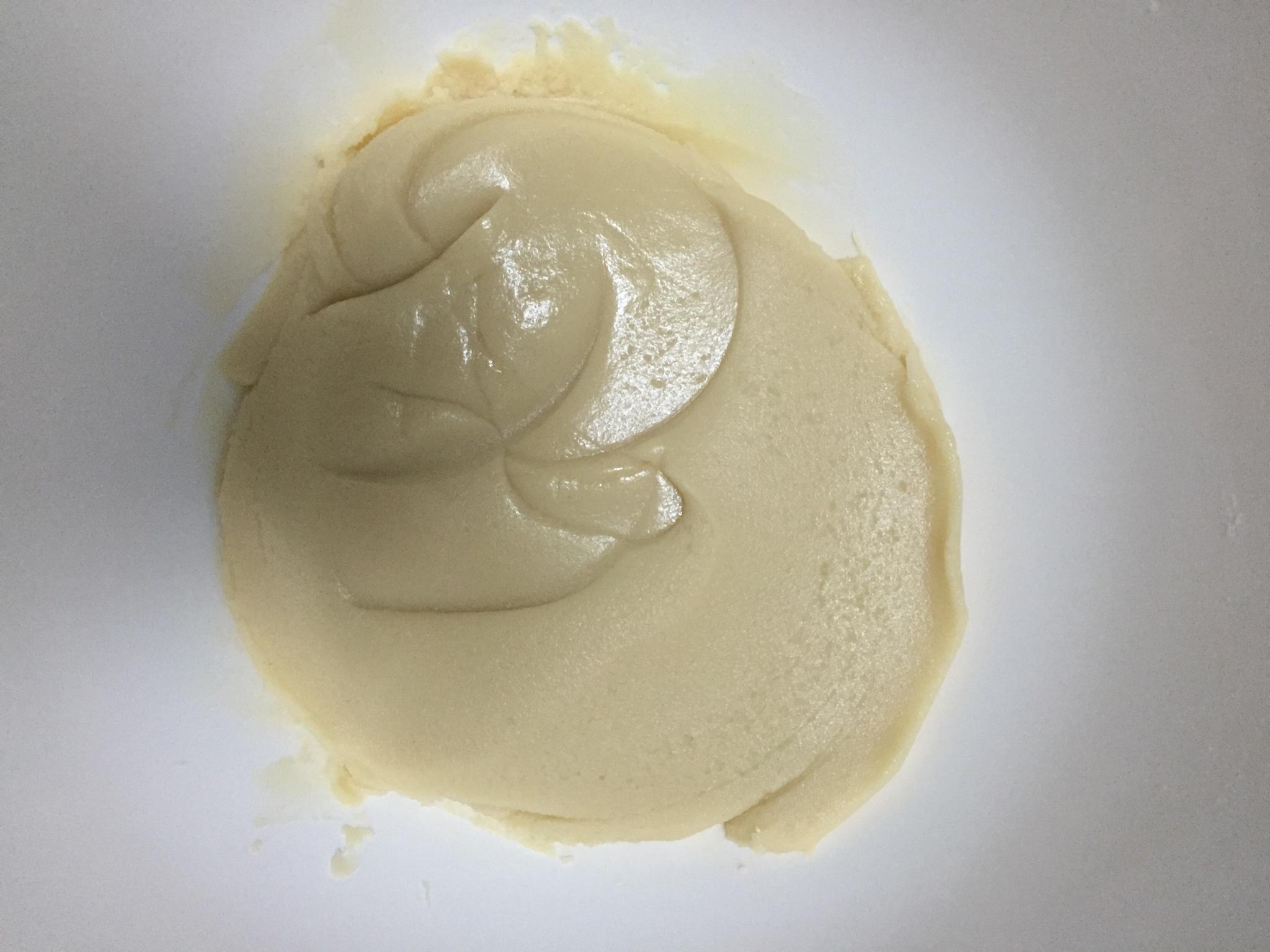 廣式蛋黃白蓮蓉月餅的做法 步骤3