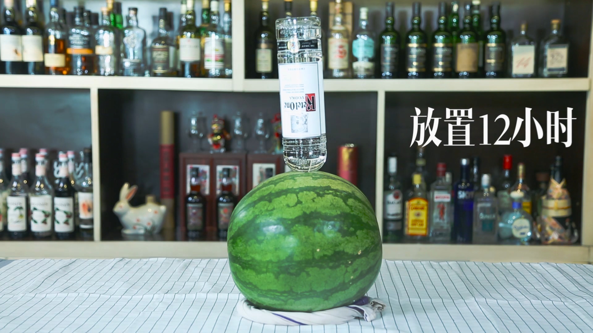 【一杯視訊】國外很火的三種西瓜酒喝法的做法 步骤4