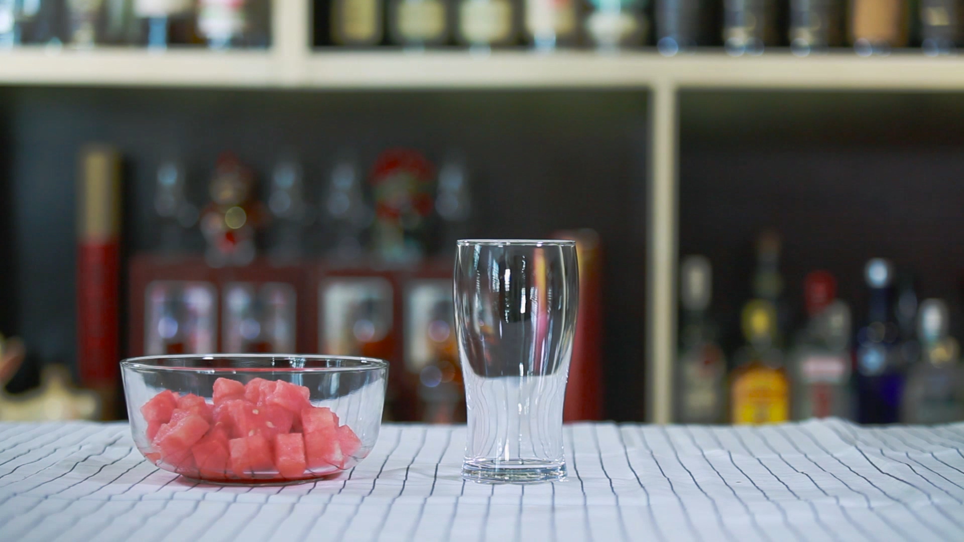 【一杯視訊】國外很火的三種西瓜酒喝法的做法 步骤5