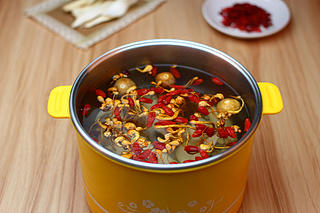 廣東老火靚湯-蟲草花乾貝玉米湯的做法 步骤2