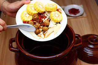 廣東老火靚湯-蟲草花乾貝玉米湯的做法 步骤4