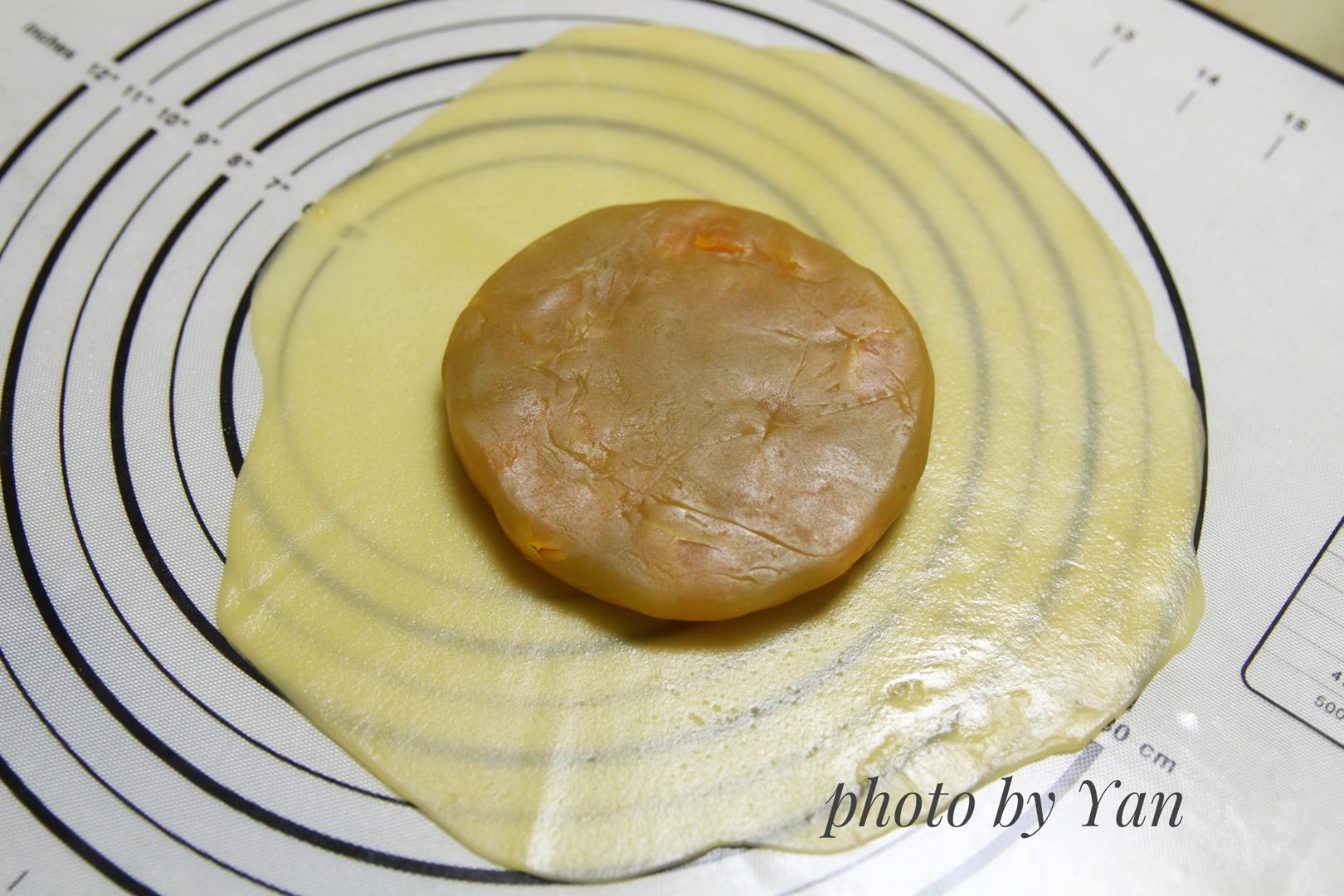 花好月圓廣式蓮蓉蛋黃月餅（250克大月餅）的做法 步骤11